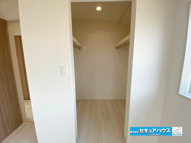 【本日ご案内可能】知多市寺本新町2丁目　全1棟の収納|【5.25帖のウォークインクローゼット】
◆両面にハンガーパイプが設置されたウォークインクローゼット付きのお部屋です。
◆ダウンライト付きのため明るいところでお洋服や荷物を探すことができます。　　　　