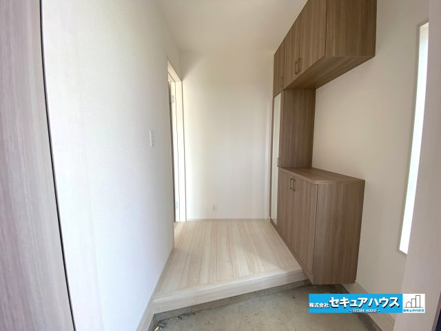 【本日ご案内可能】知多市寺本新町2丁目　全1棟の玄関|【玄関】
◆お家に出会う人々を迎える玄関だからこそ、広々清潔感あふれる空間にしたいものです。採光・通風にも配慮された設計で毎日明るい空間をキープします♪