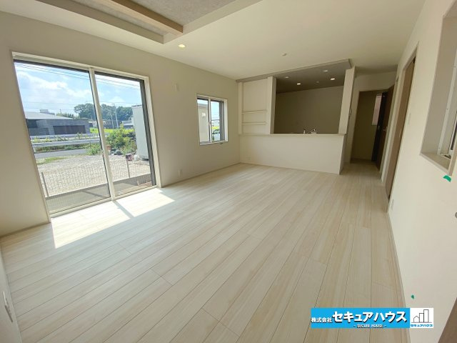 【本日ご案内可能】知多市寺本新町2丁目　全1棟の居間・リビング|【LDK16.75帖】
◆通学から帰宅し、リビングルームで会話を楽しむ子ども達。リビングから臨む景色は太陽色に染まり、解放感溢れゆったりとしたひと時を過ごすことが出来る素敵な空間です。　　　　　　　　