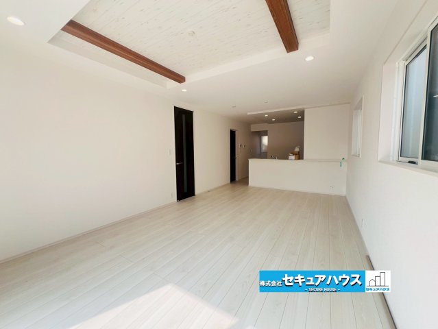 【同施工物件ご案内可能】知多市寺本新町2丁目　全1棟の内観：施工例|【LDKイメージ】
◆通学から帰宅し、リビングルームで会話を楽しむ子ども達。リビングから臨む景色は太陽色に染まり、解放感溢れゆったりとしたひと時を過ごすことが出来る素敵な空間です。