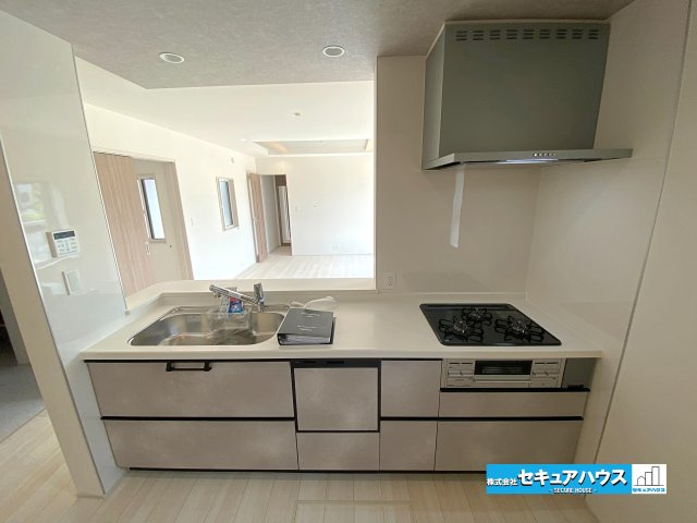 【本日ご案内可能】知多市寺本新町2丁目　全1棟のキッチン|【キッチン】
◆同時にたくさんの料理が調理できる。「焼く・蒸す・煮る」の工程を同時進行で進めることができるので、料理を素早く作ることができます。育児でバタバタ忙しいママに嬉しい♪