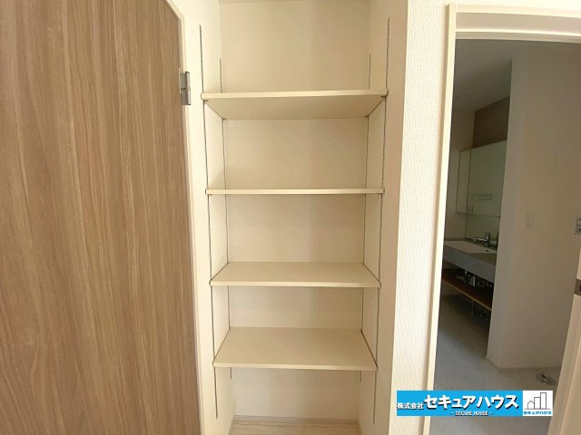 【本日ご案内可能】知多市寺本新町2丁目　全1棟の収納|【キッチン横の可動棚】
◆パントリーとして利用することができる可動棚がございます。
◆収納ボックスを使えばお菓子のストックなどをすっきりとしまうことができます。　　　　　　　　　　　　　　　　　　　　