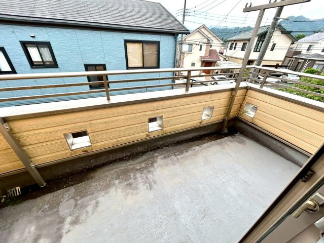 【バルコニー】 | バルコニーは、室外の専用スペースのうち、「屋根がなく開放された空間」であるものを指します。ベランダより広いタイプのものが多く、日当たりもよいため家庭菜園などを楽しみたい人にとって適した環境となります。