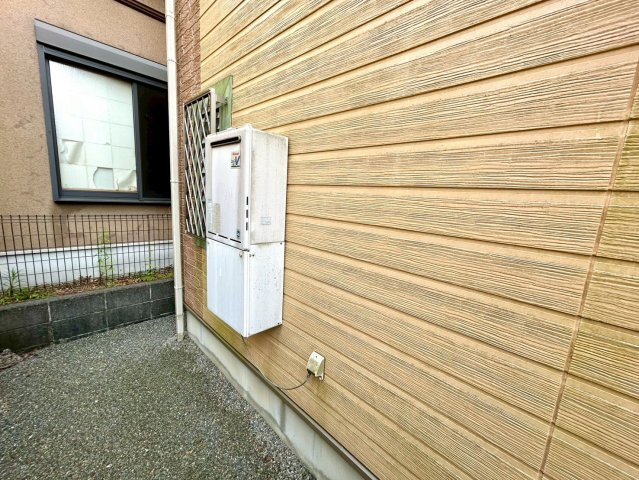 【発電・温水設備】 | 省エネ給湯器とは従来型の給湯器より熱効率が高く、少ない燃料でたくさんのお湯を沸かすことが出来る高効率な給湯器のことを指します。また、省エネ給湯器には種類があり、利便性や効果なども様々です。
