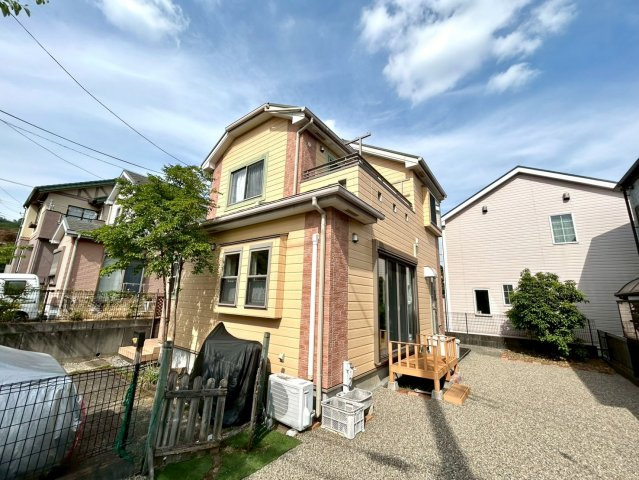 【外観】 | 隣家の土地はどうなっているのか、生活利便施設が近くにあるのか、学校まで近いかなど、お客様のライフスタイルにあわせたイメージが重要です。また、近くにあると困る施設が近くにないかも確認するといいでしょう。