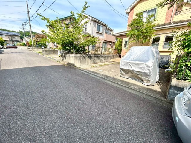 【前面道路含む現地写真】 | 南側道路の場合は長い時間光を入れ込むことができるため、庭やリビングを道路側に持ってくることが多く土地価格も高い傾向にあります。一方北側道路だとリビングや庭が南側になりプライバシーを守ることができます。