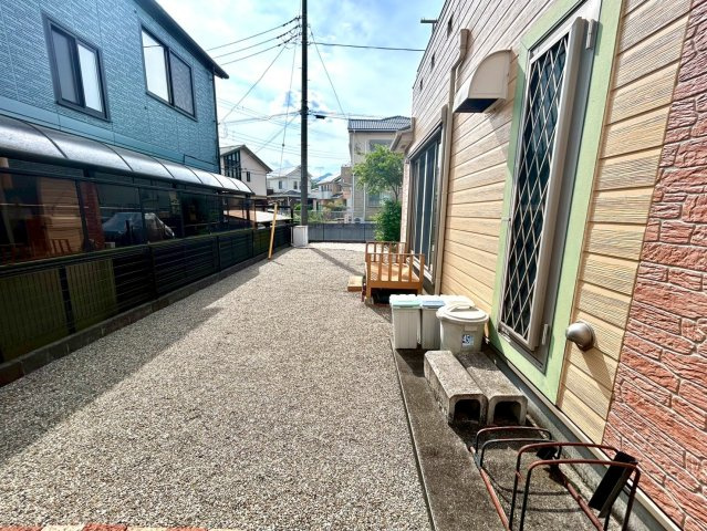 【庭】 | 庭のある家に住むことのメリットとして、子どもたちの遊び場を確保できること、ガーデニングや家庭菜園を楽しめること、明るさを確保できることがあります。また、配置を工夫することでプライバシーが確保できます。