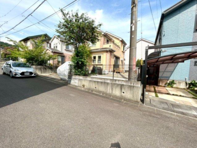【前面道路含む現地写真】 | 住宅用の土地では前面道路に2m以上接していなければならないと法律で定められています。しかし、お持ちの車のサイズやライフスタイルなどにより、2mでは利便が悪い場合もございますので、事前に確認しましょう。