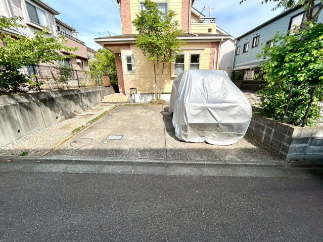 【駐車場】 | 駐車場と明記されていても、最小スペースでつくられた駐車場だと大型車は駐車できなかったり、出入りしにくくなったりする可能性があります。お車のサイズと購入したい物件の駐車場のサイズを現地で確認しましょう。