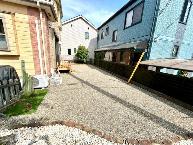 【庭】 | 庭があることでガーデニングや家庭菜園はもちろん、こどもの遊び場やペットを放して遊ぶことができます。また、家の周囲に余裕があるということです。隣地との間があれば、十分な日当たりと、風通しが確保できます。
