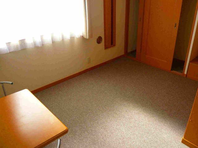 レオパレスメルベーユの寝室|２階は絨毯のお部屋です♪