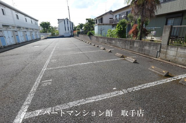 レオパレスメルベーユの駐車場