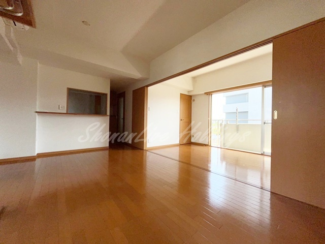 横浜市西区岡野２丁目の賃貸マンションの居間・リビング