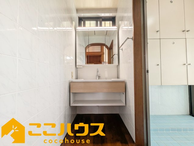 南城市知念海野　中古一戸建て　の独立洗面台|独立洗面台は収納豊富な三面鏡
