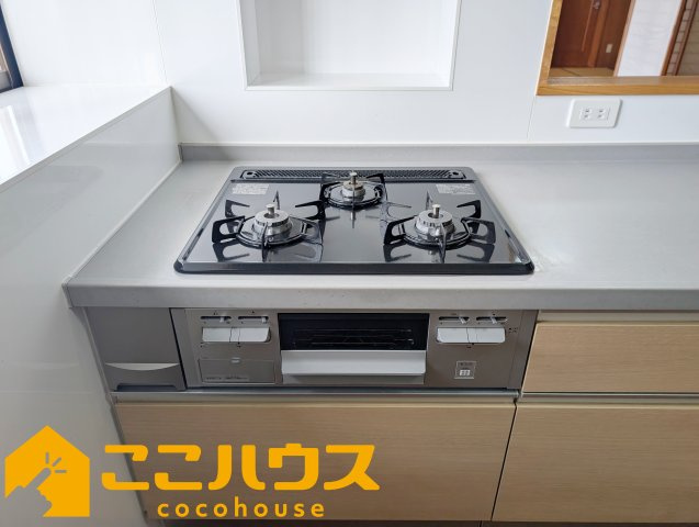 南城市知念海野　中古一戸建て　のキッチン|三口コンロ