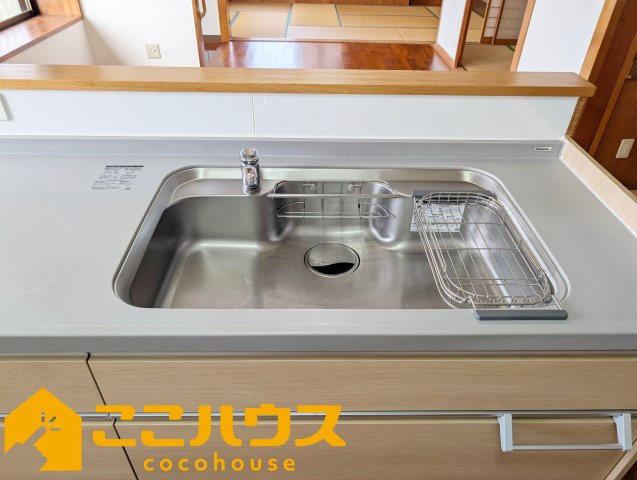 南城市知念海野　中古一戸建て　のキッチン|洗い物のしやすいワイドシンク