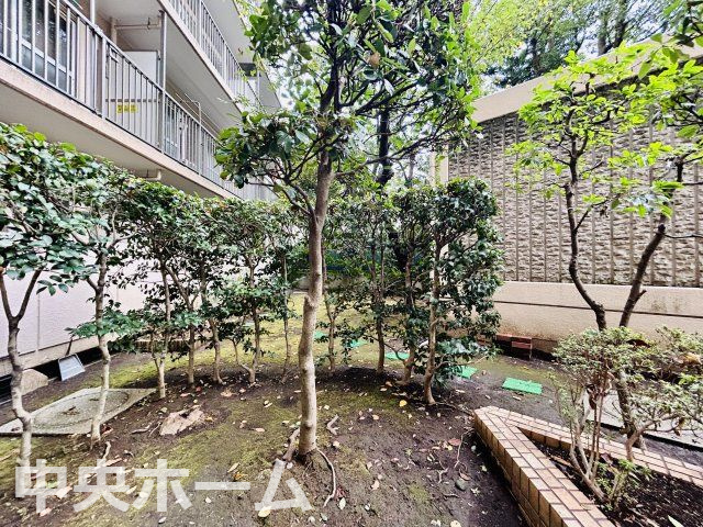 東陽町公園ハイツ壱番館の中庭|敷地内には緑も多く住環境良好です