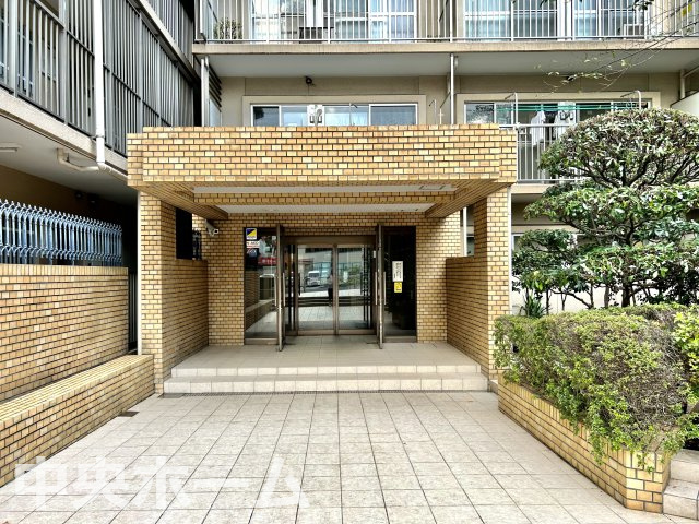 東陽町公園ハイツ壱番館のエントランス|【エントランス】マンションのエントランスは、その物件の印象を決める、顔とも言える場所です。毎日通る場所ですからきれいなのが一番です。エントランス内はオートロックですので暮らしの安全も確保されています。