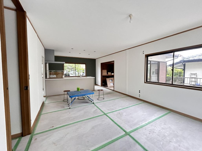 【居間・リビング】 | 結城市大字結城　中古戸建 | リビングの大きな窓からは、暖かな日の光が降り注ぎます・・・