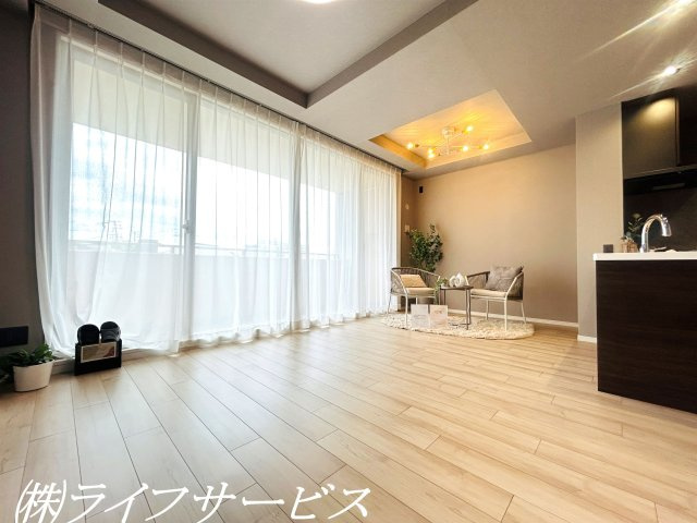 【居間・リビング】 | ルネペアズシティ | ＬＤＫ１５帖／南西向きのリビングルームは陽当り良好！即入居可！ペットと一緒に暮らせるマンション！