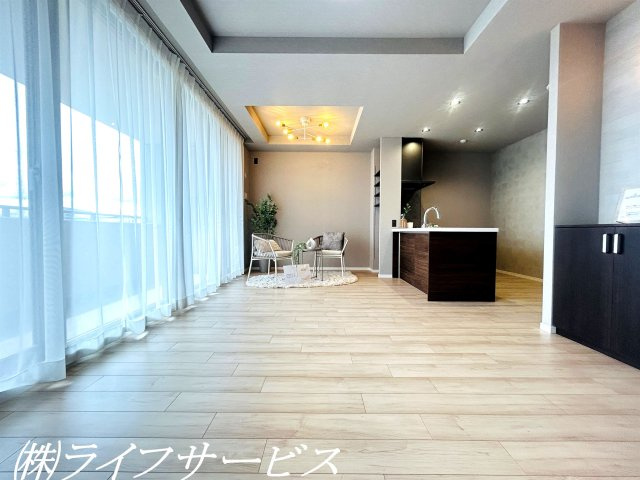 【居間・リビング】 | ルネペアズシティ | ＬＤＫ１５帖／南西向きのリビングルームは陽当り良好！即入居可！ペットと一緒に暮らせるマンション！