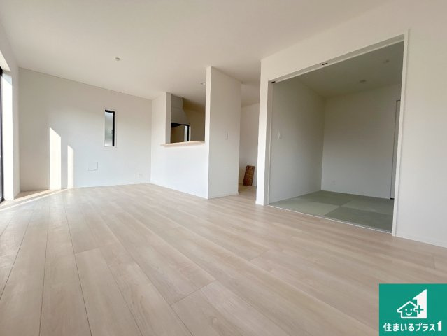 神戸市西区王塚台　第6期　新築一戸建ての居間・リビング|子供を見守りながらお料理が出来るため家族のコミュニケーションか増えます♪スペースが広く確保されている為お子様が大きくなったときは一緒に料理を楽しめます♪