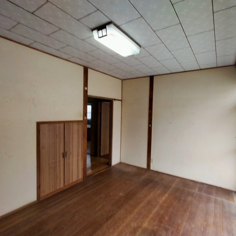 松山町一戸建の洋室