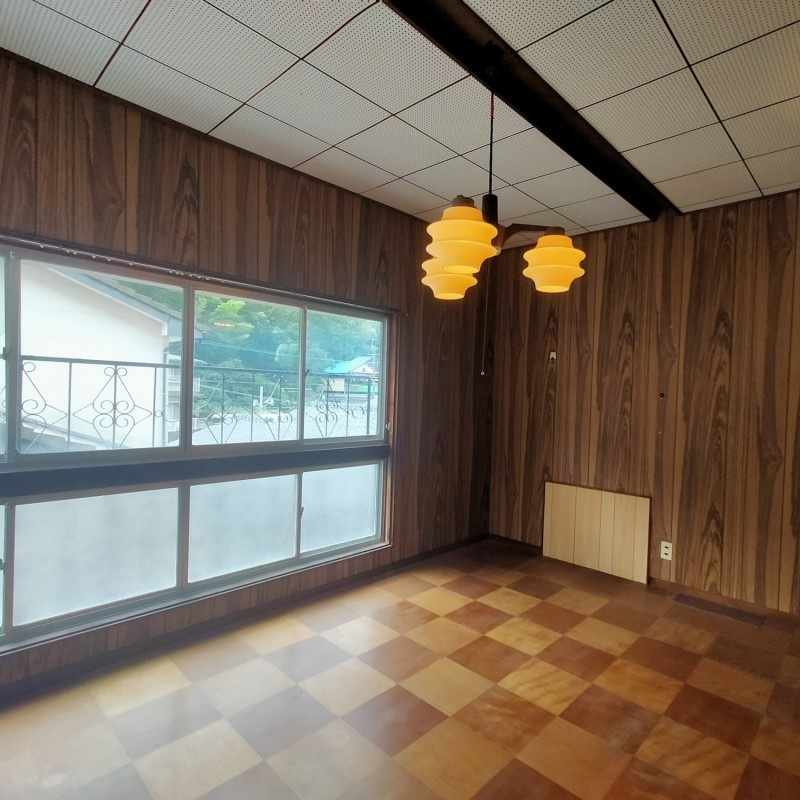 松山町一戸建の洋室
