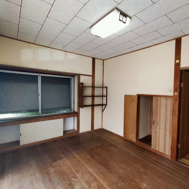 松山町一戸建の洋室