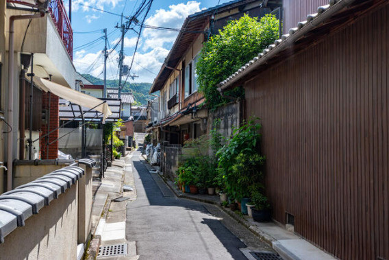 岡崎西福ノ川町 「京町家」連棟3戸1の前面道路含む現地写真