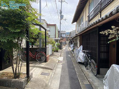 岡崎西福ノ川町 「京町家」連棟3戸1の前面道路含む現地写真