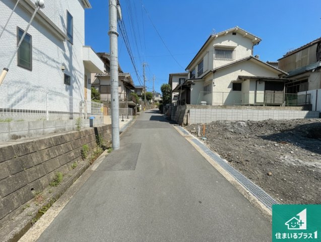八幡市橋本平野山　第1期　新築一戸建ての前面道路含む現地写真|周辺は落ち着いた街並みの住宅地！子育てがしやすい住環境です！まだ未完成ですが、現地でしかわからない事もございます。是非一度ご覧ください。