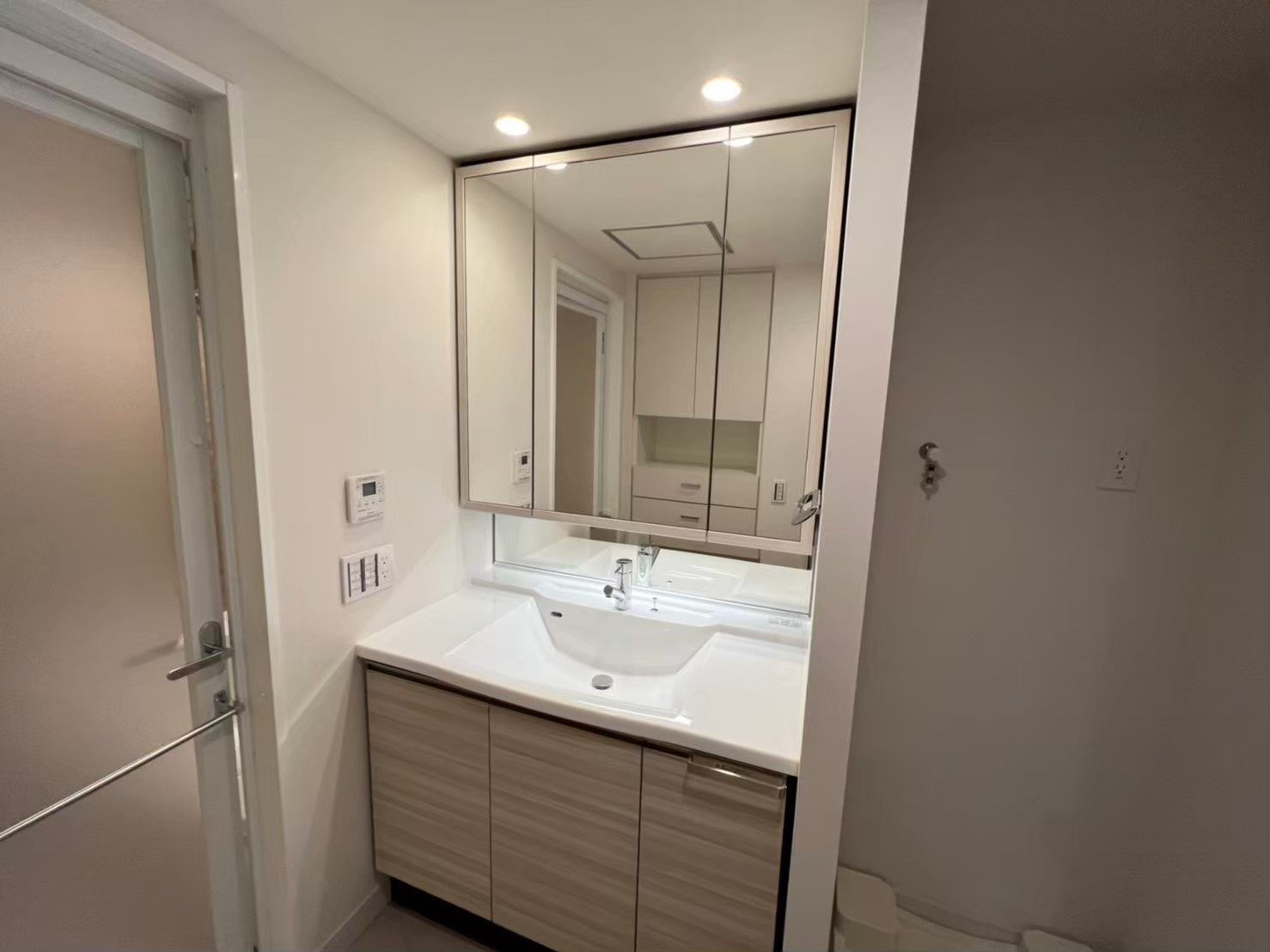 グランドメゾン新梅田　ＴＨＥ　ＣＬＵＢ　ＲＥＳＩＤＥＮＣＥの洗面所