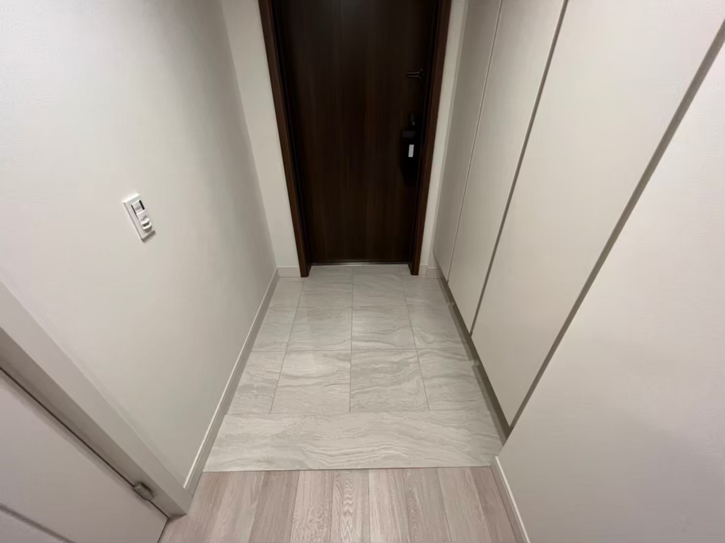 グランドメゾン新梅田　ＴＨＥ　ＣＬＵＢ　ＲＥＳＩＤＥＮＣＥの玄関