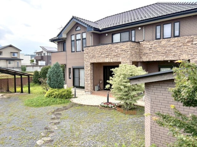 【中古戸建】北群馬郡吉岡町大字上野田の外観|■外観｜外壁のアクセントカラーがシックな外観です。シンプルなデザインでありながらも「個性」を損なわず、お客様一人ひとりの暮らし方にフィットします。