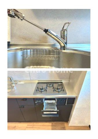 豊栄マンションのキッチン|【キッチン水栓】キッチン水栓はシャワーヘッドが伸びますのでシンクの隅々まで届きます。【三ツ口コンロ】奥様に好評な三ツ口コンロと魚焼きグリルです。