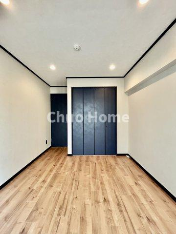 豊栄マンションの寝室|【寝室】心と体をゆったりと安らげる主寝室。寝室のゆとりが大きい分だけ、暮らしの安らぎは深まります。一日の疲れを癒すだけでなく、ご夫婦の親密な語らいを紡ぎ出します