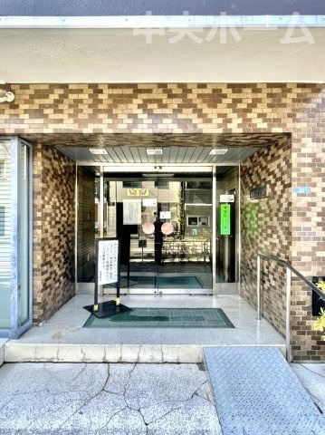 豊栄マンションのエントランス|【エントランス】マンションのエントランスは、その物件の印象を決める、顔とも言える場所です。毎日通る場所ですからきれいなのが一番です。