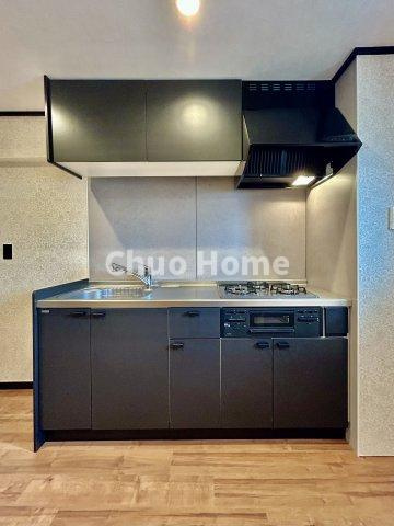 豊栄マンションのキッチン|ワイドで収納豊富なシステムキッチン