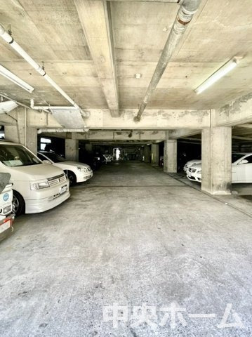 豊栄マンションの駐車場|敷地内駐車場。空き状況や費用などの詳細は担当スタッフまでお問い合わせください。