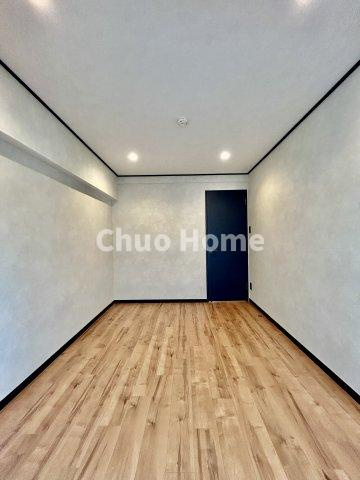 豊栄マンションの洋室|【洋室】快適に過ごす条件は、一人ひとり違います。だからこそ飾り過ぎないシンプルな内装と偏り過ぎないデザインで統一しております。居住していく中でオーナー様だけの【マイホーム】に創り上げて下さい