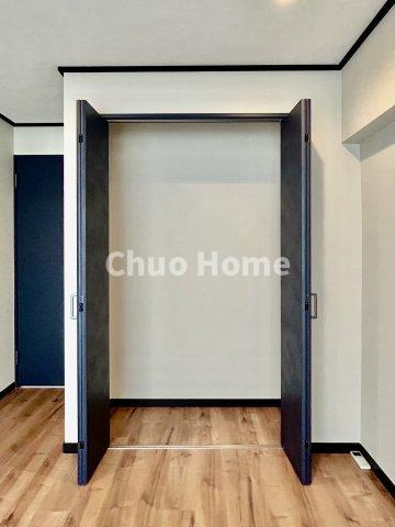 豊栄マンションの収納|居室にはクローゼットを完備し、自由度の高い家具の配置が叶うシンプルな空間です。お子様の成長と必要になる子供部屋を与えるにはぴったりの間取りですね。