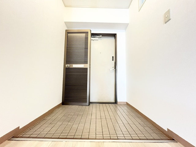 南海狭山コーポ1号棟の玄関