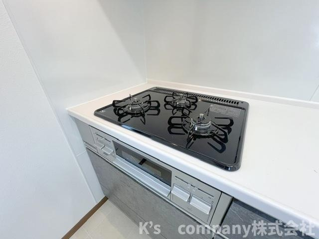 ◎茅ヶ崎市香川3丁目　中古戸建のキッチン|三口ガスコンロでお料理の幅が広がります◇