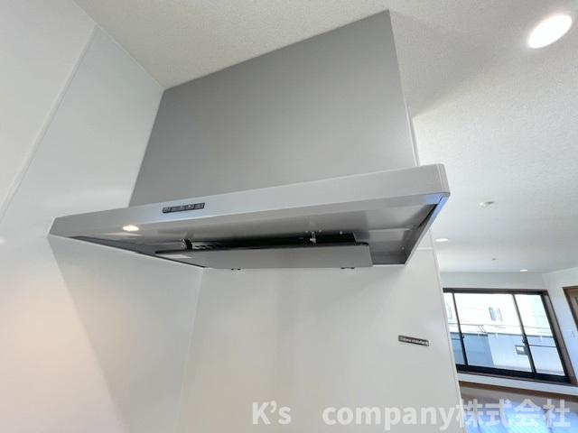 ◎茅ヶ崎市香川3丁目　中古戸建のキッチン|お手入れのしやすいスリムタイプのレンジフード