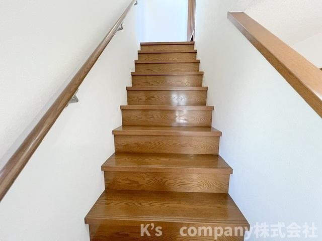 ◎茅ヶ崎市香川3丁目　中古戸建の内装|手すり付きの階段☆小さいお子様やご年配の方にも優しい仕様です◇
