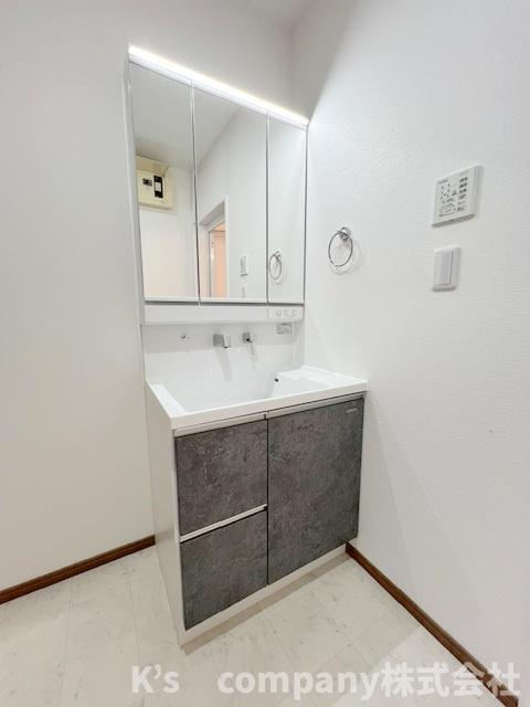 ◎茅ヶ崎市香川3丁目　中古戸建の独立洗面台|三面鏡の内側には小物収納が充実しています◇