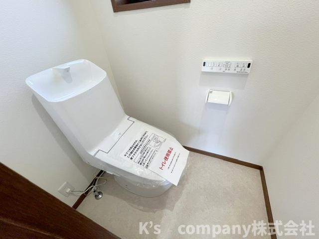 ◎茅ヶ崎市香川3丁目　中古戸建のトイレ|換気のしやすい窓付きのトイレ◇トイレも新規交換されています◇