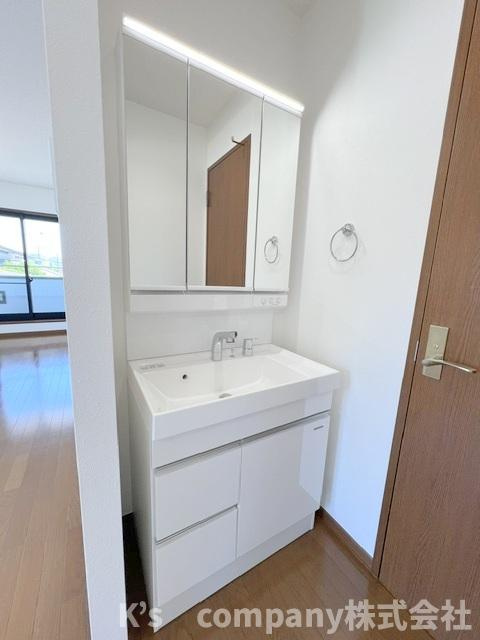 ◎茅ヶ崎市香川3丁目　中古戸建の独立洗面台|2階のトイレ横に洗面台付き☆