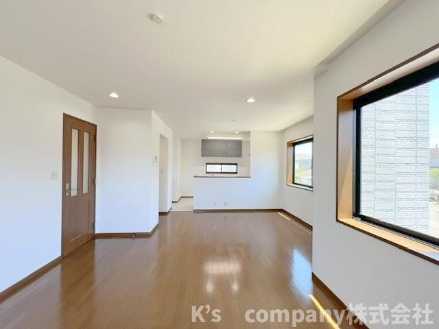 ◎茅ヶ崎市香川3丁目　中古戸建の居間・リビング|3方向から明るさを取り入れられる陽当たりの良いリビングスペース◇